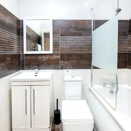 2 Bedroom 2 Bathroom Sleep 6 Free Secure Parking Apartment *