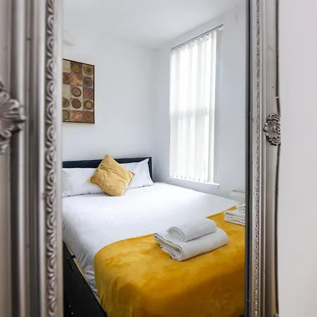 2 Bedroom 2 Bathroom Sleep 6 Free Secure Parking Apartment *